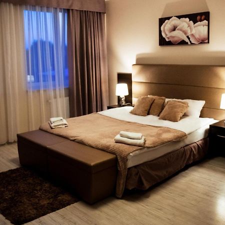 Hotel Feniks Гнезно Экстерьер фото