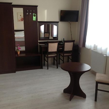 Hotel Feniks Гнезно Экстерьер фото