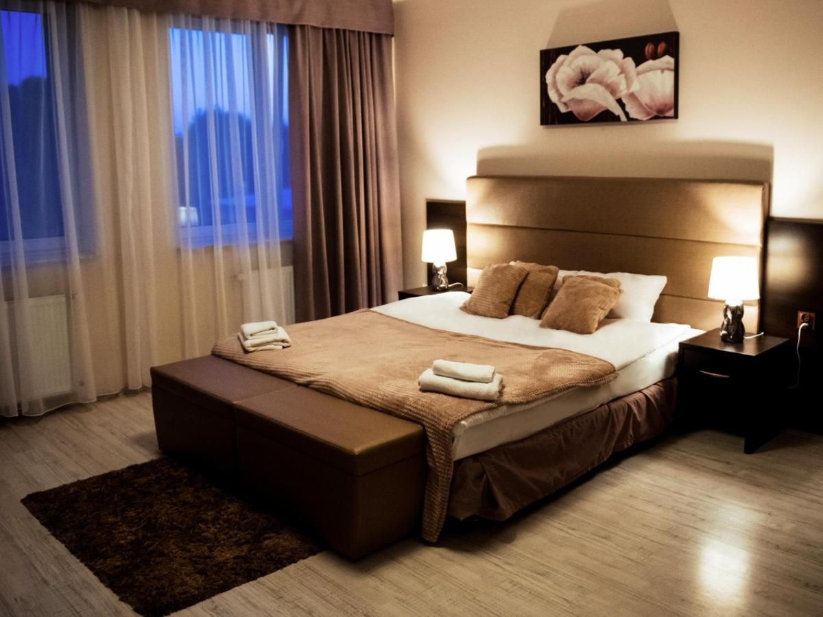Hotel Feniks Гнезно Экстерьер фото