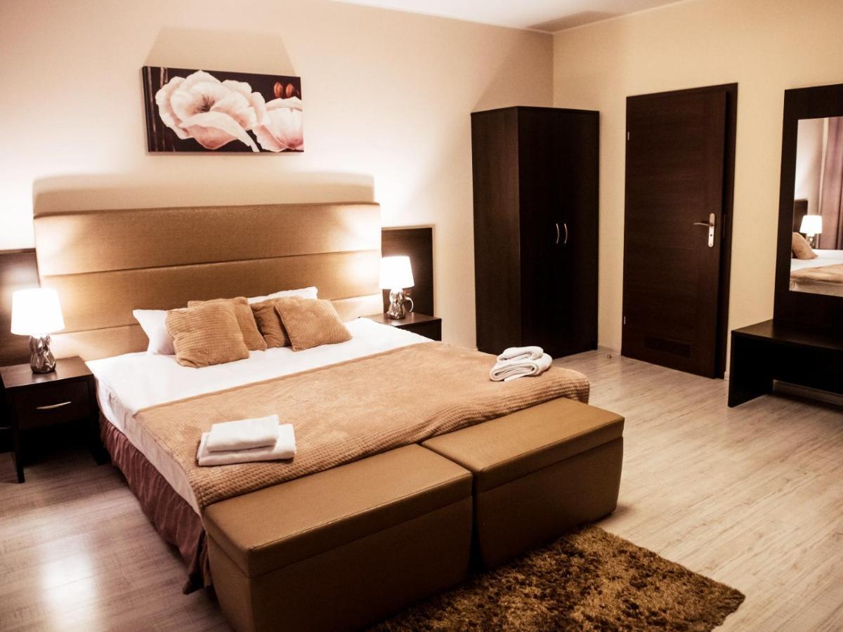 Hotel Feniks Гнезно Экстерьер фото