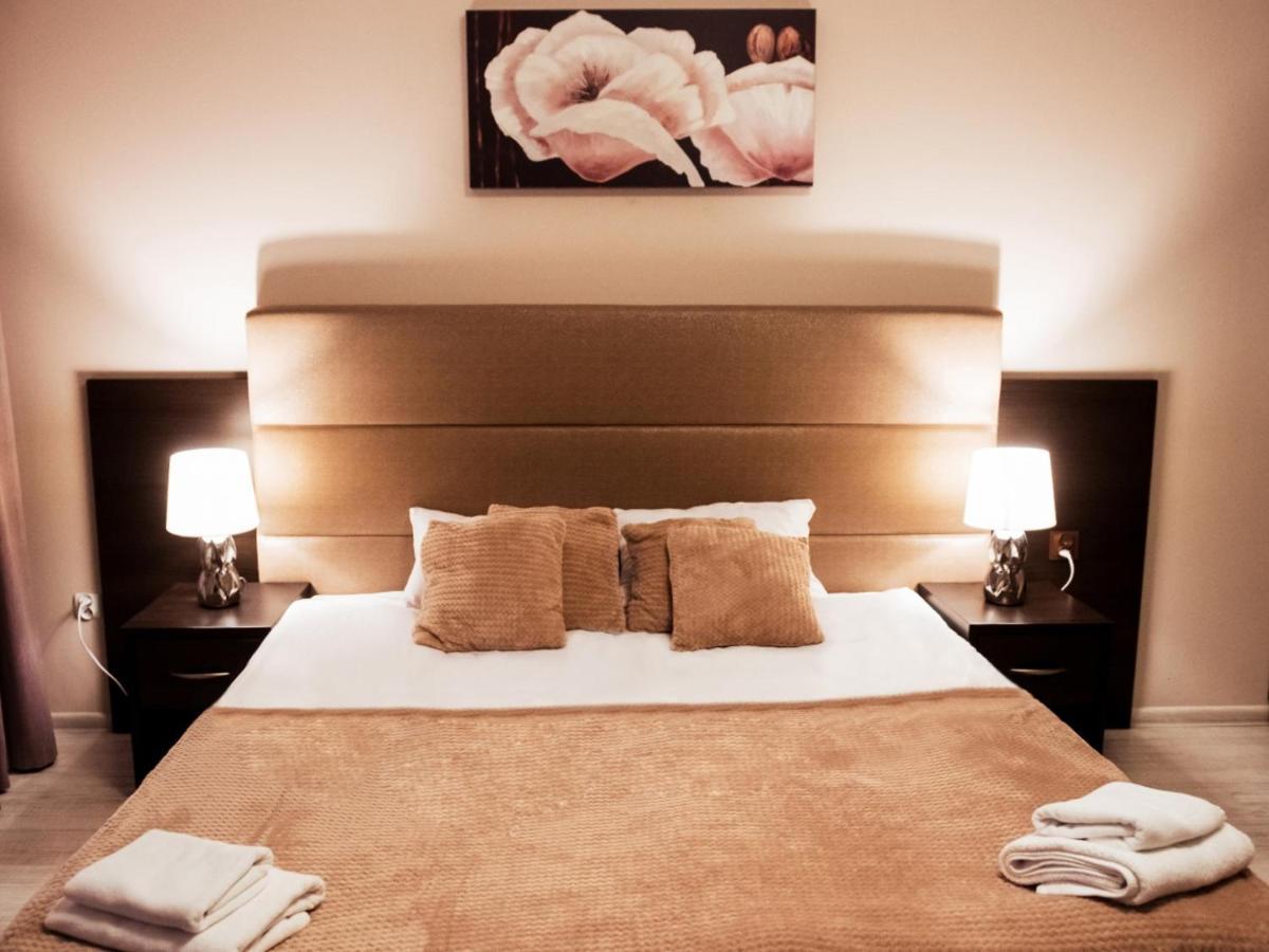 Hotel Feniks Гнезно Экстерьер фото