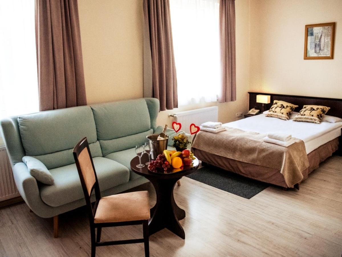 Hotel Feniks Гнезно Экстерьер фото
