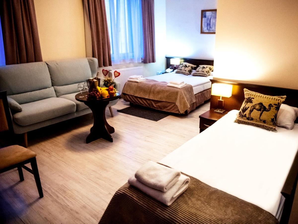 Hotel Feniks Гнезно Экстерьер фото