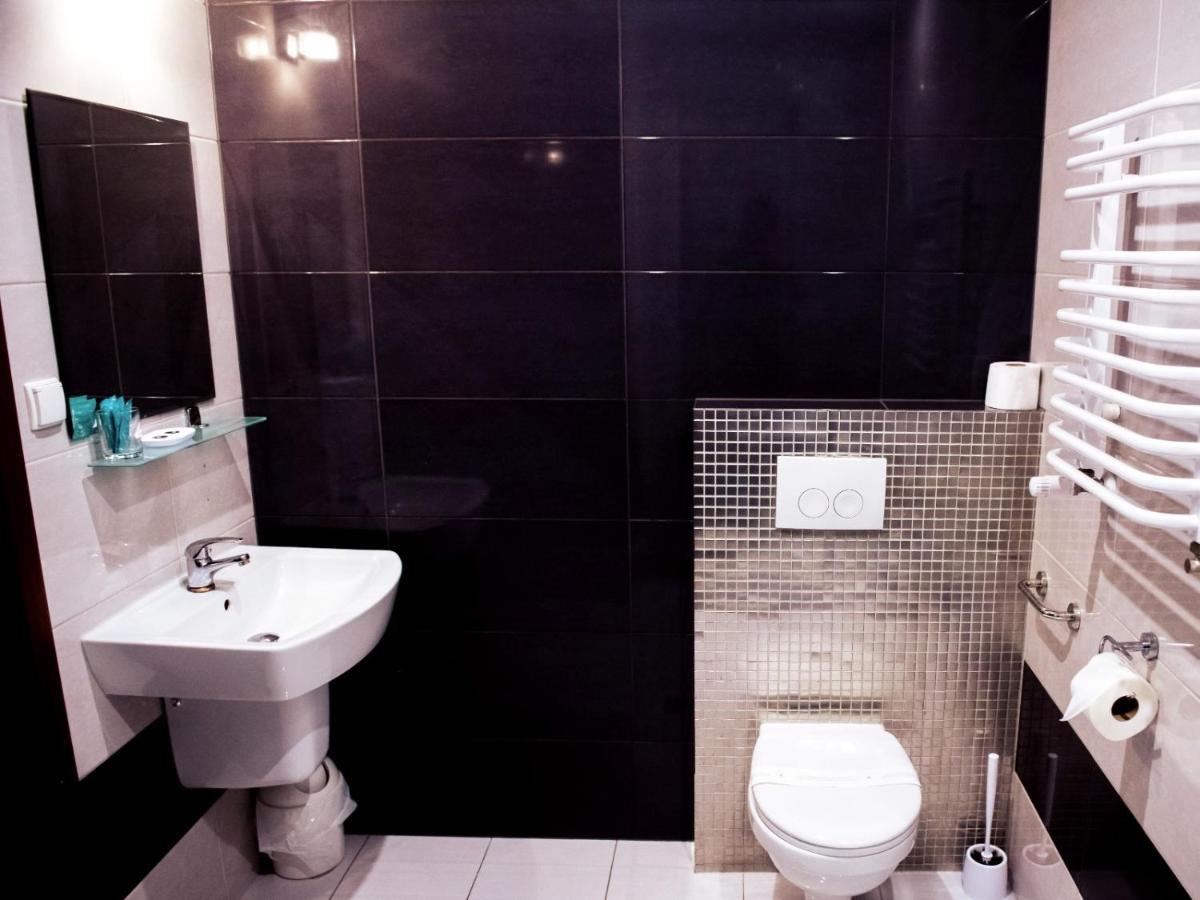 Hotel Feniks Гнезно Экстерьер фото