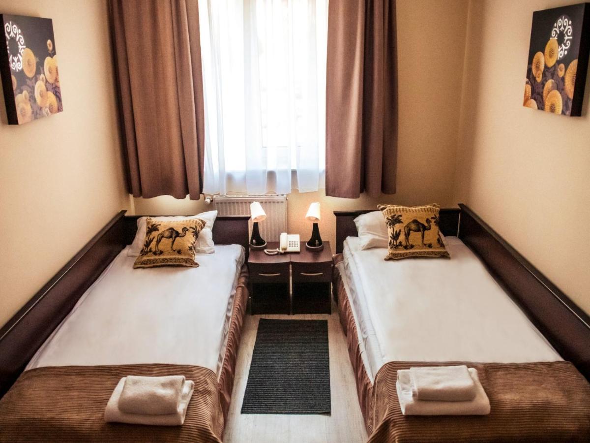 Hotel Feniks Гнезно Экстерьер фото