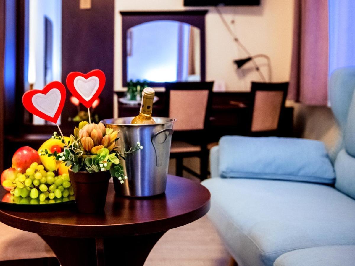 Hotel Feniks Гнезно Экстерьер фото