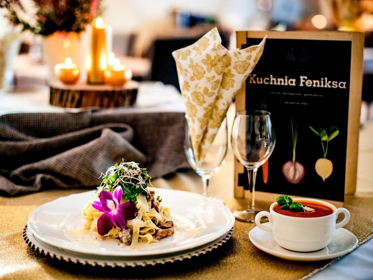 Hotel Feniks Гнезно Экстерьер фото