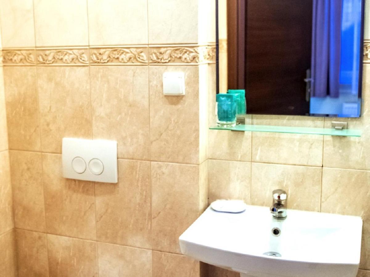 Hotel Feniks Гнезно Экстерьер фото