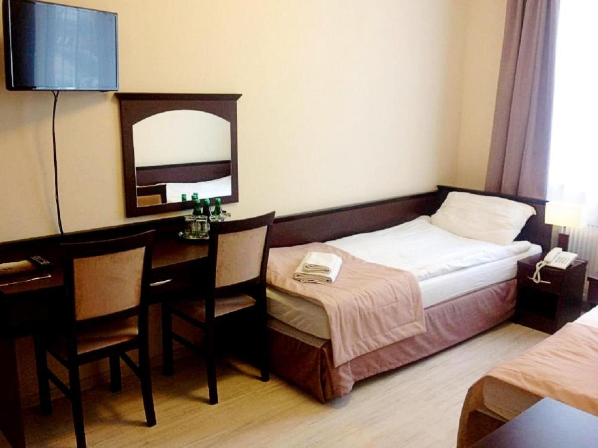 Hotel Feniks Гнезно Экстерьер фото