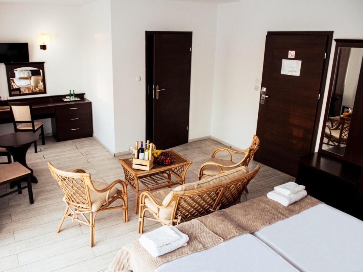 Hotel Feniks Гнезно Экстерьер фото