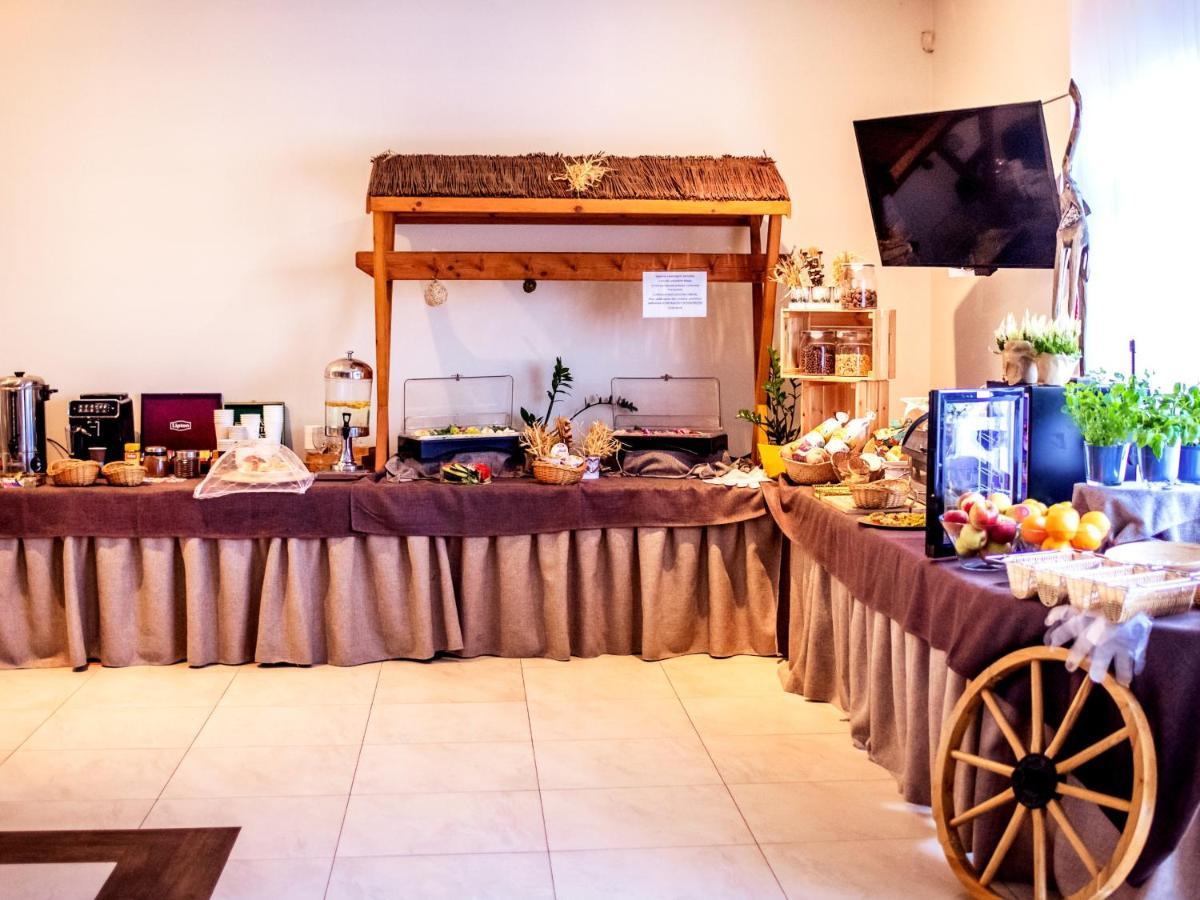 Hotel Feniks Гнезно Экстерьер фото