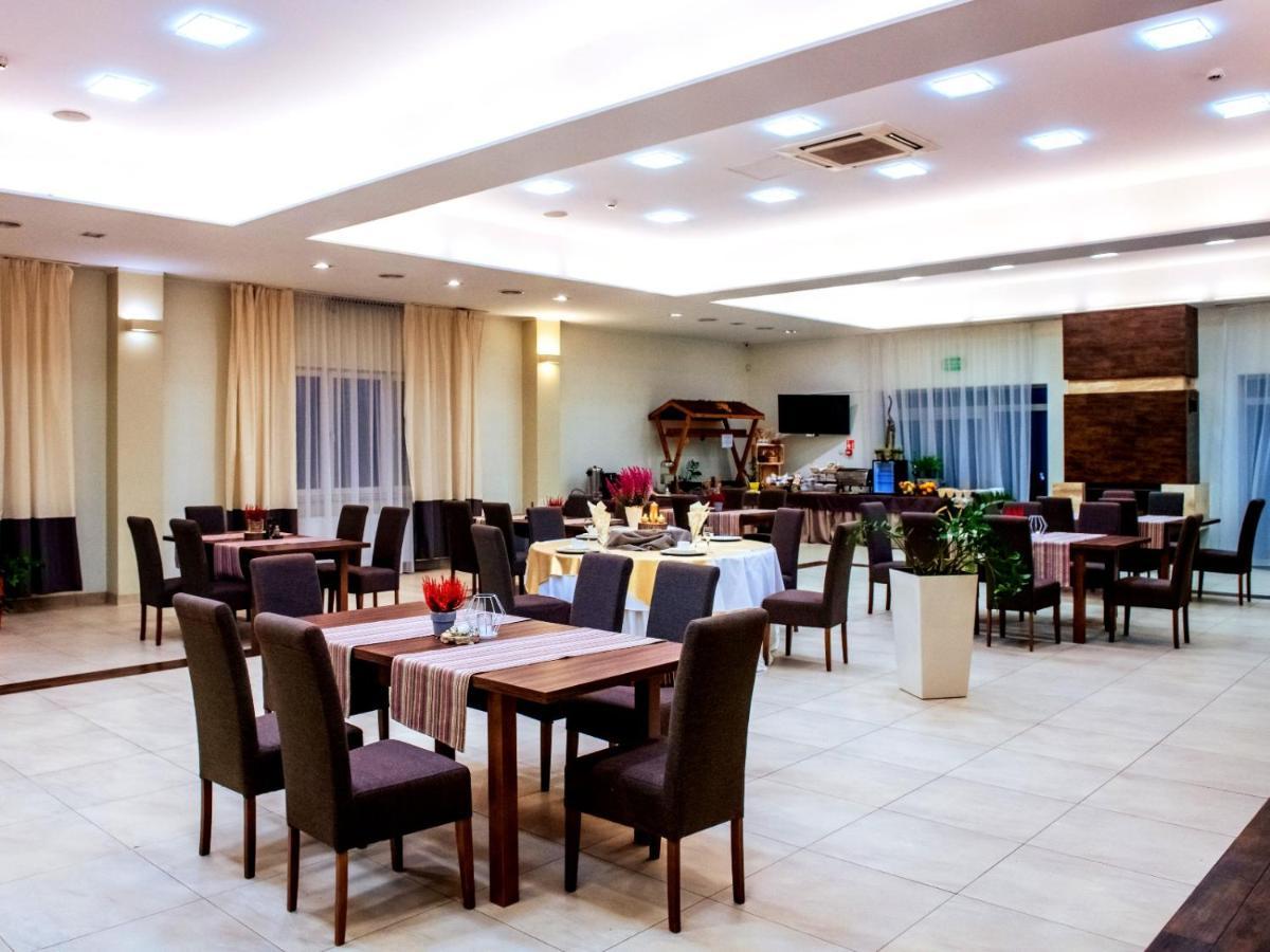 Hotel Feniks Гнезно Экстерьер фото