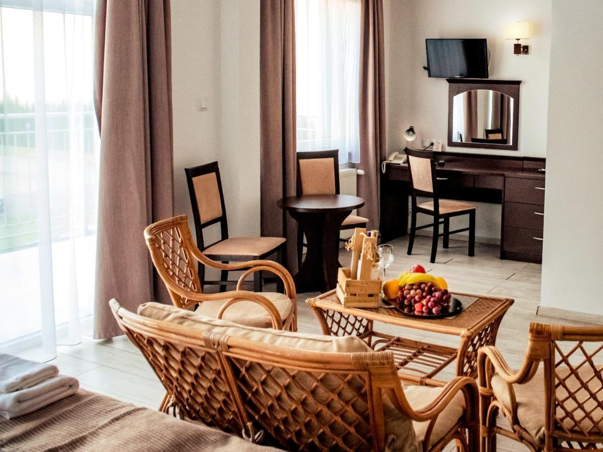 Hotel Feniks Гнезно Экстерьер фото