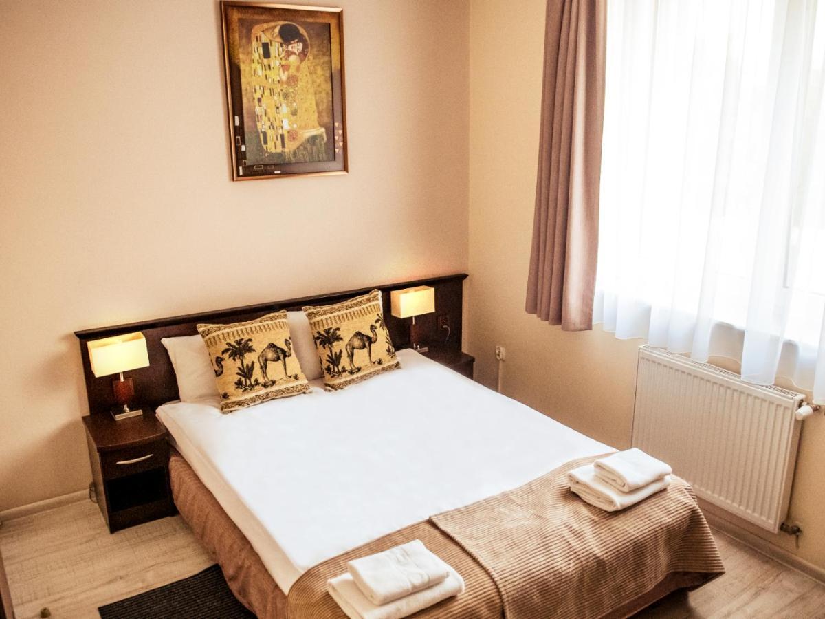 Hotel Feniks Гнезно Экстерьер фото