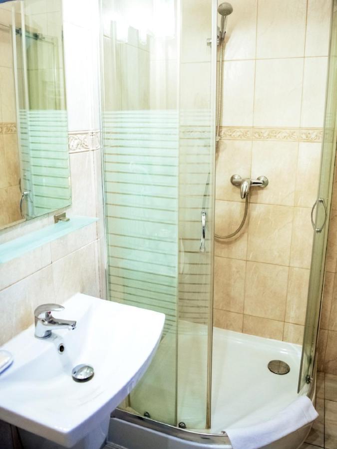 Hotel Feniks Гнезно Экстерьер фото