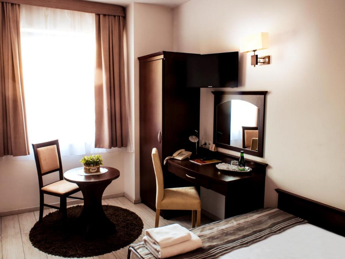 Hotel Feniks Гнезно Экстерьер фото