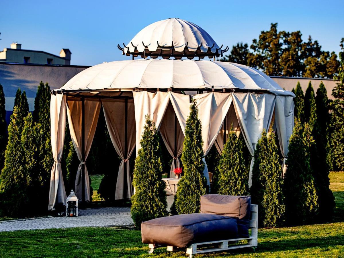 Hotel Feniks Гнезно Экстерьер фото