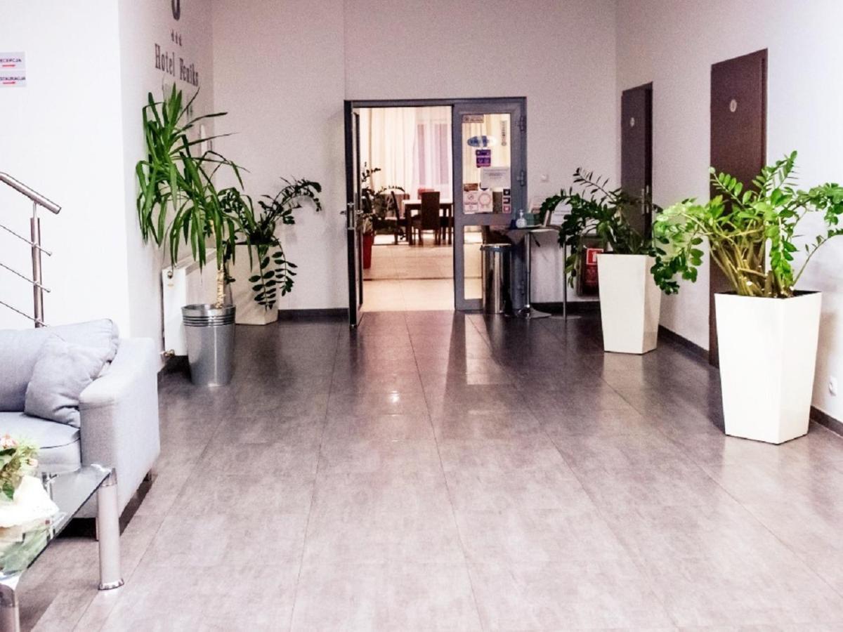 Hotel Feniks Гнезно Экстерьер фото