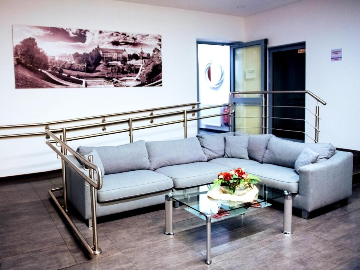 Hotel Feniks Гнезно Экстерьер фото