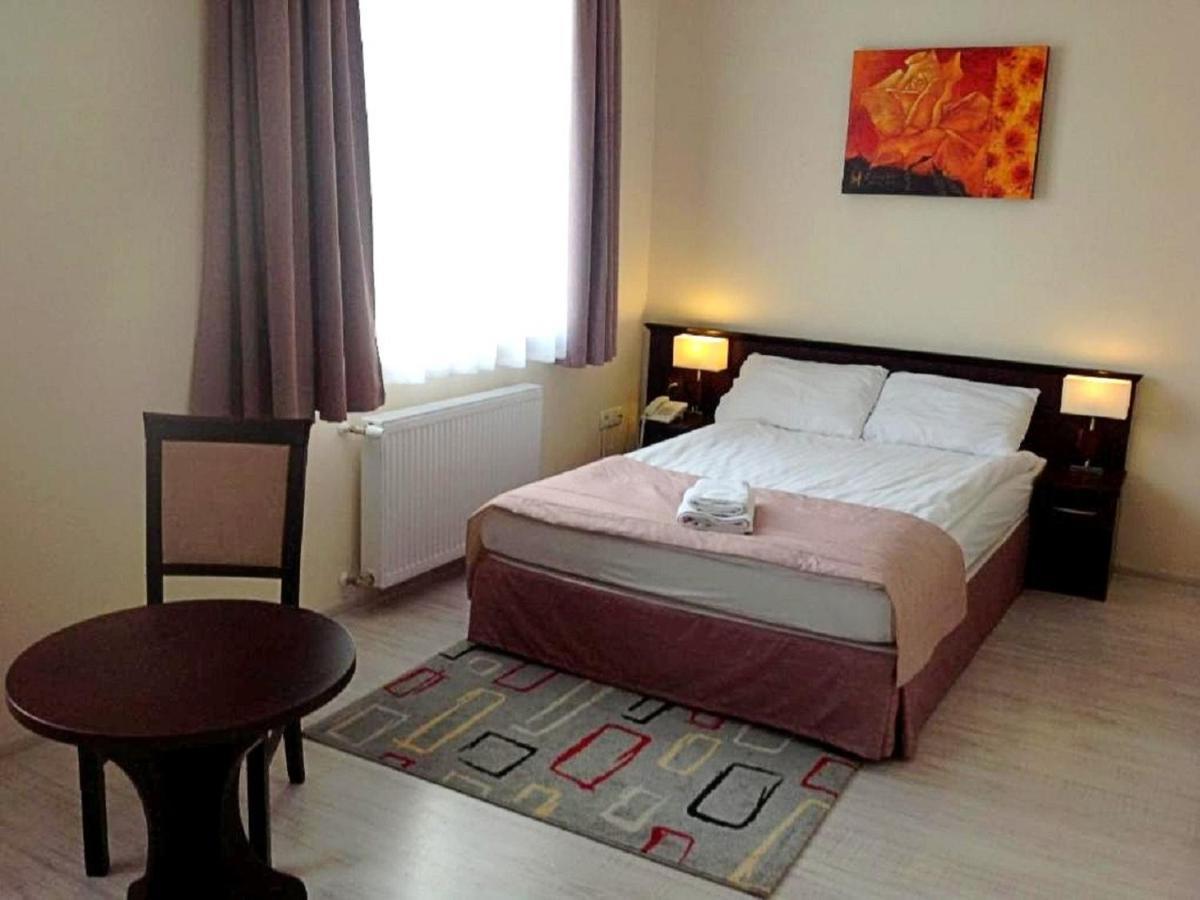 Hotel Feniks Гнезно Экстерьер фото