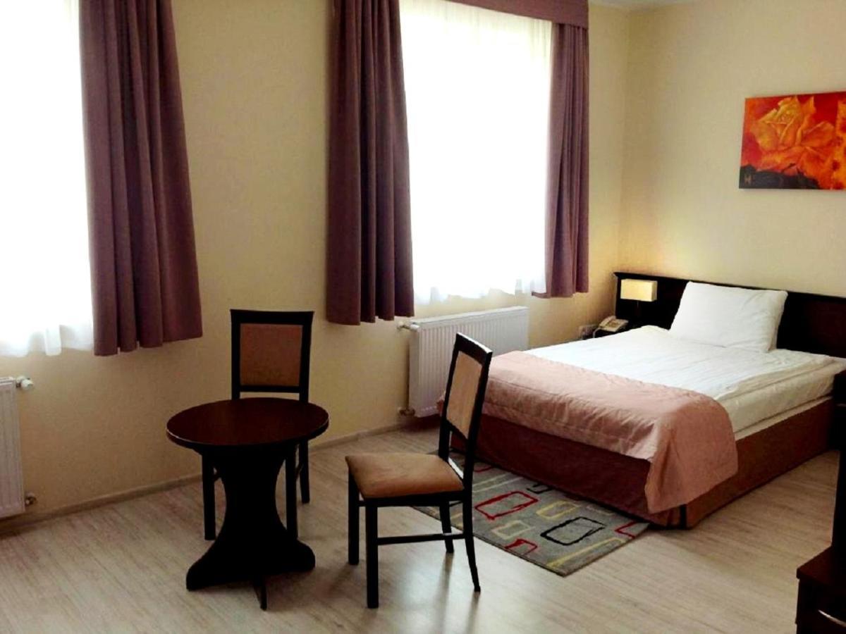 Hotel Feniks Гнезно Экстерьер фото