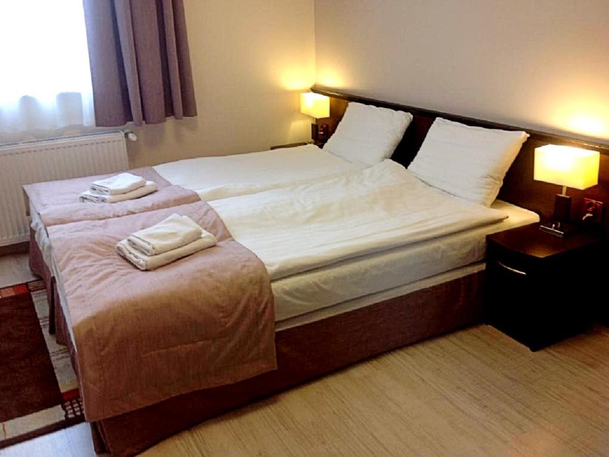 Hotel Feniks Гнезно Экстерьер фото