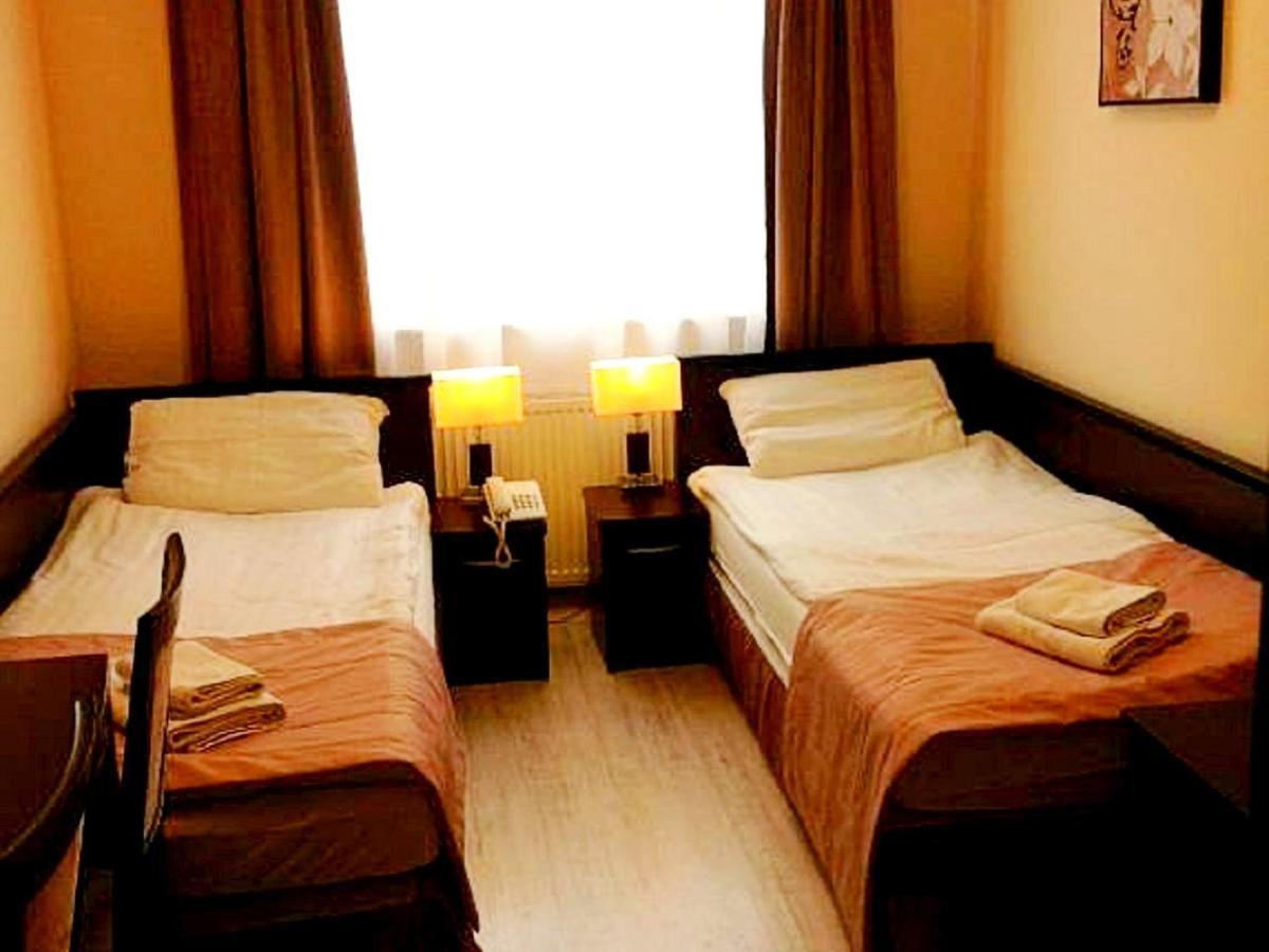 Hotel Feniks Гнезно Экстерьер фото