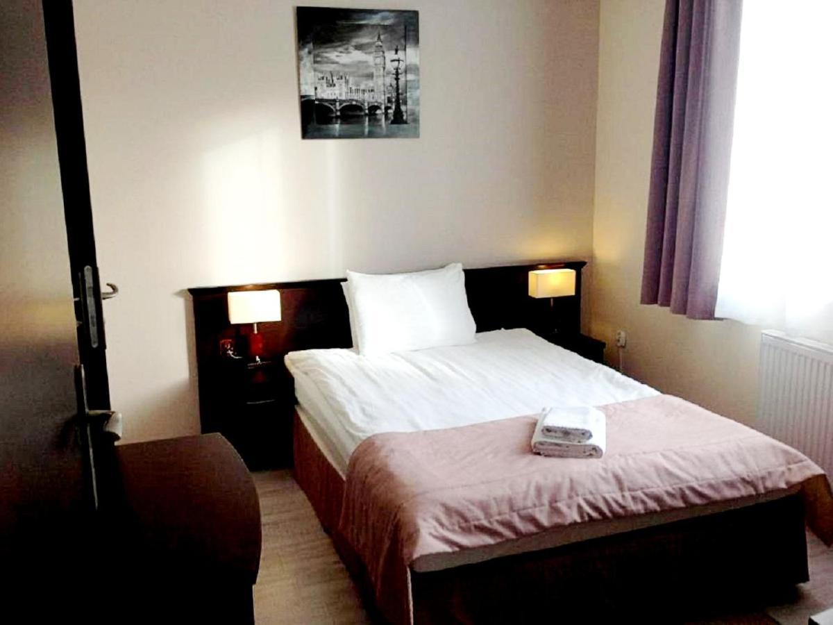 Hotel Feniks Гнезно Экстерьер фото