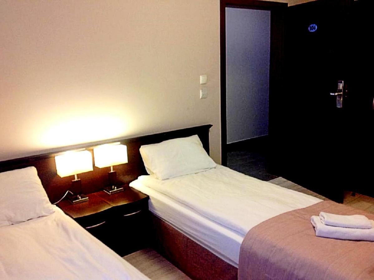 Hotel Feniks Гнезно Экстерьер фото