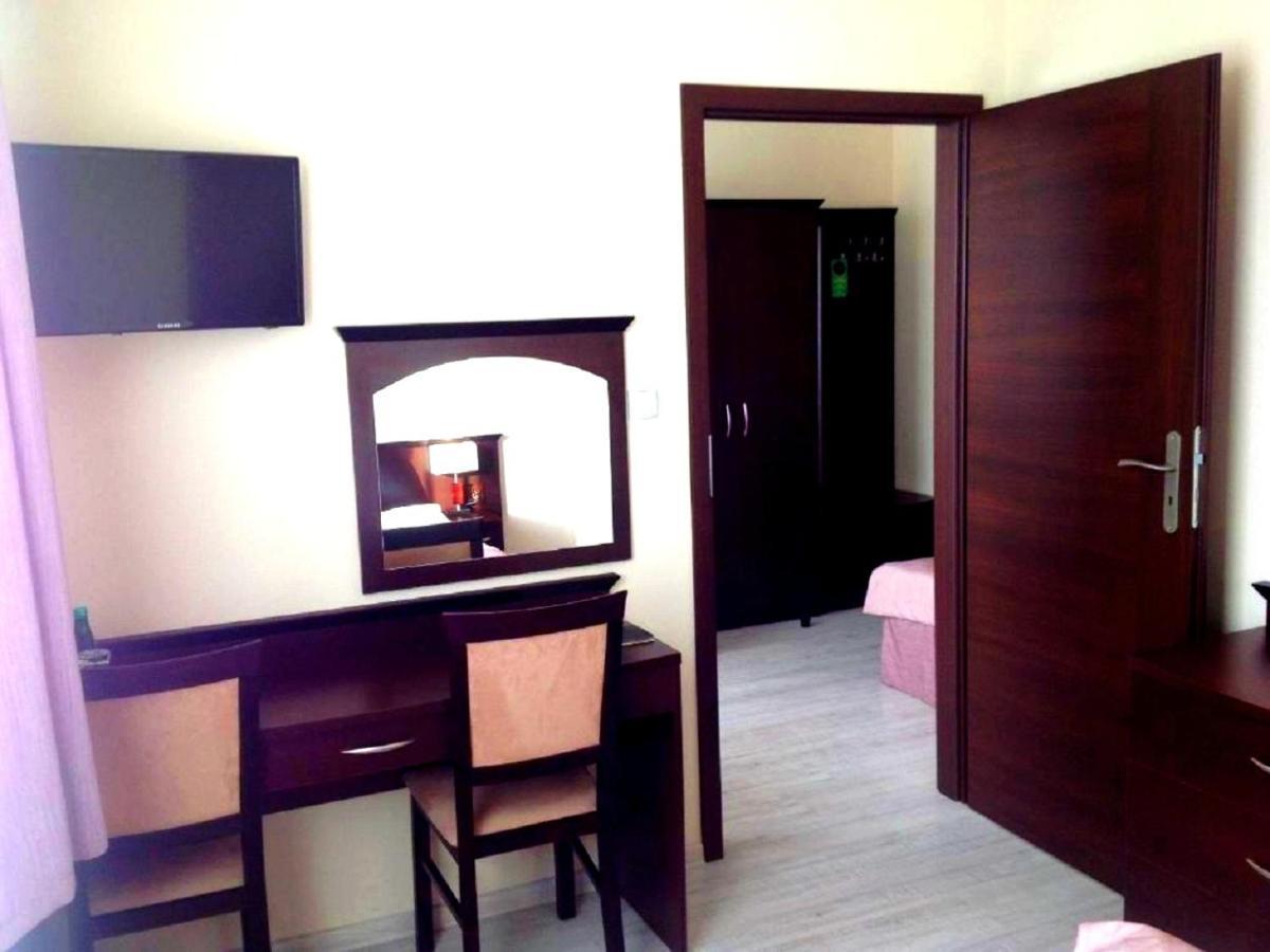 Hotel Feniks Гнезно Экстерьер фото
