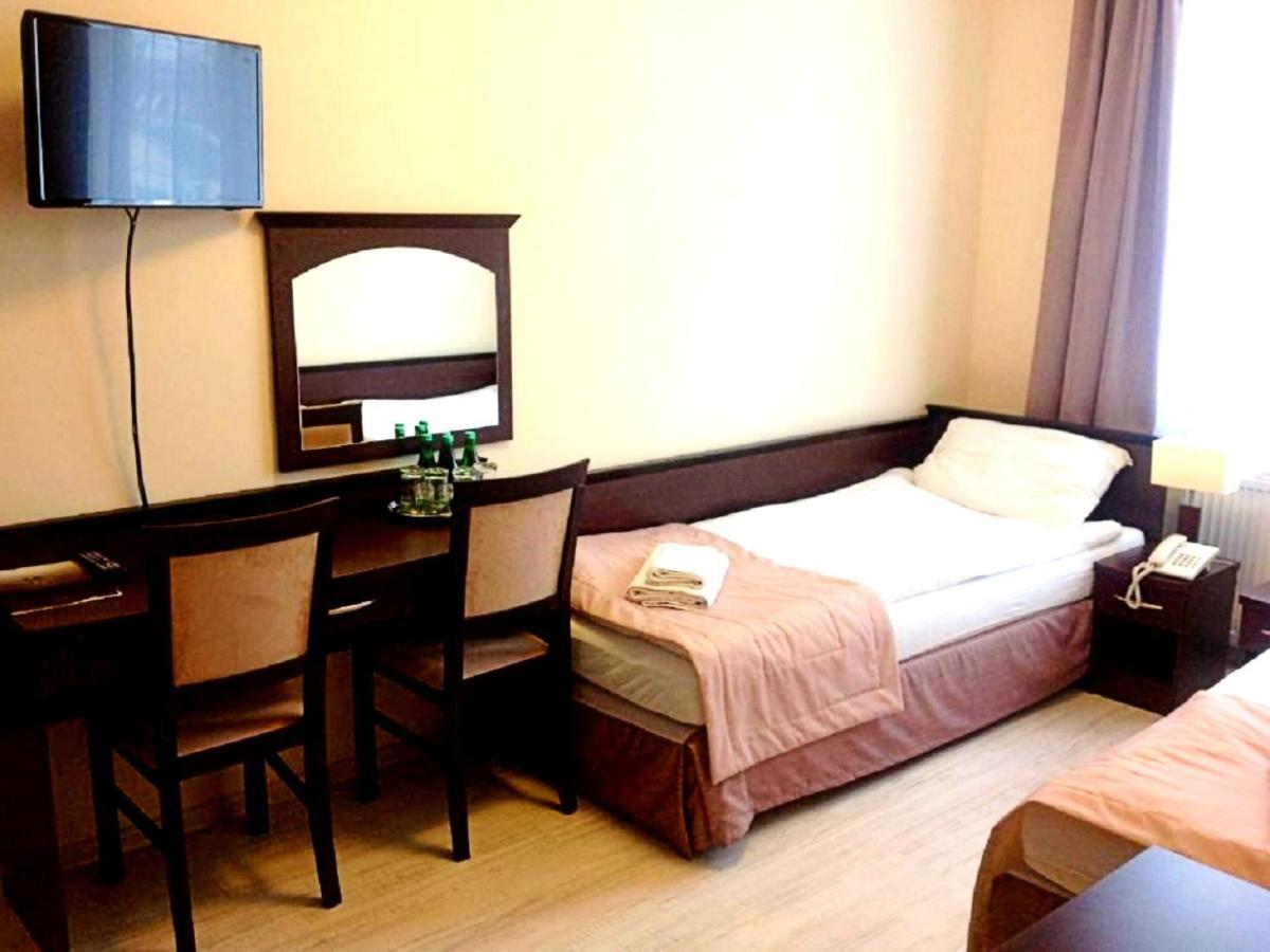 Hotel Feniks Гнезно Экстерьер фото