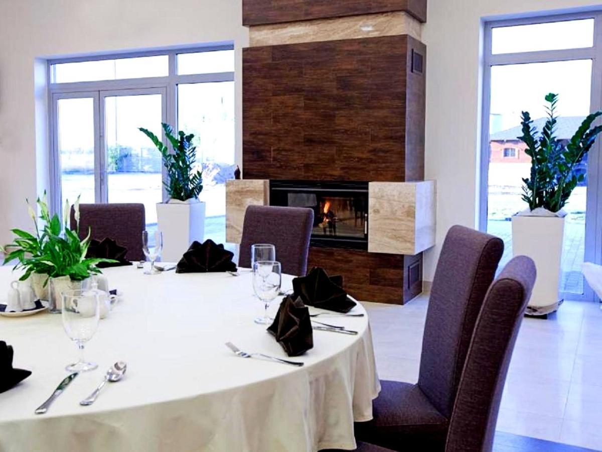 Hotel Feniks Гнезно Экстерьер фото
