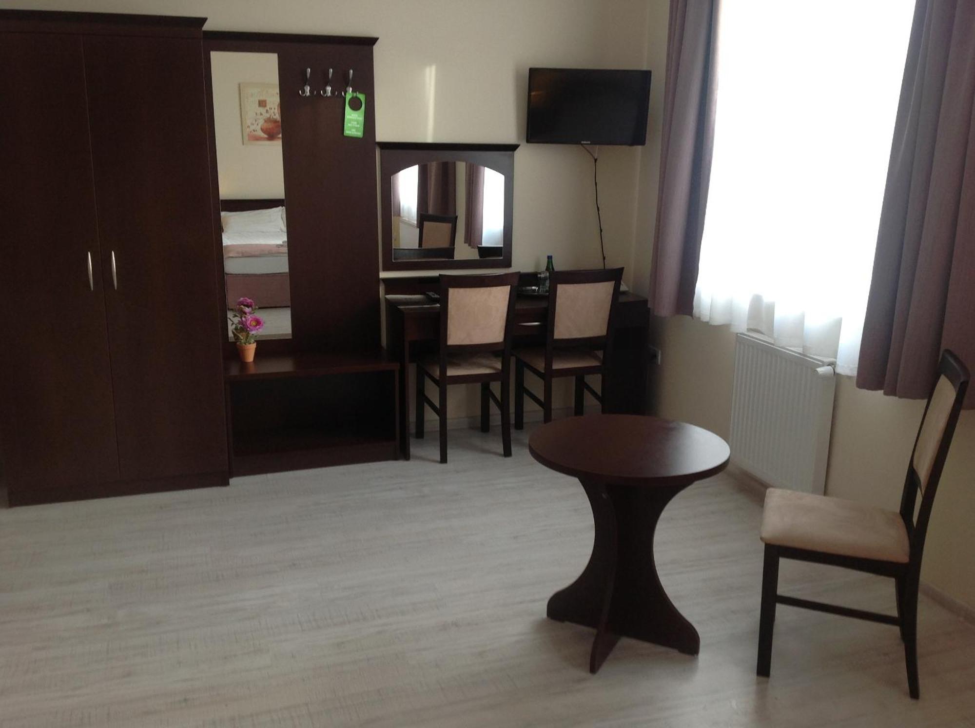 Hotel Feniks Гнезно Экстерьер фото
