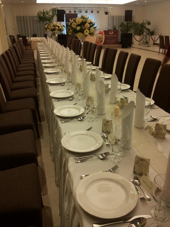 Hotel Feniks Гнезно Экстерьер фото