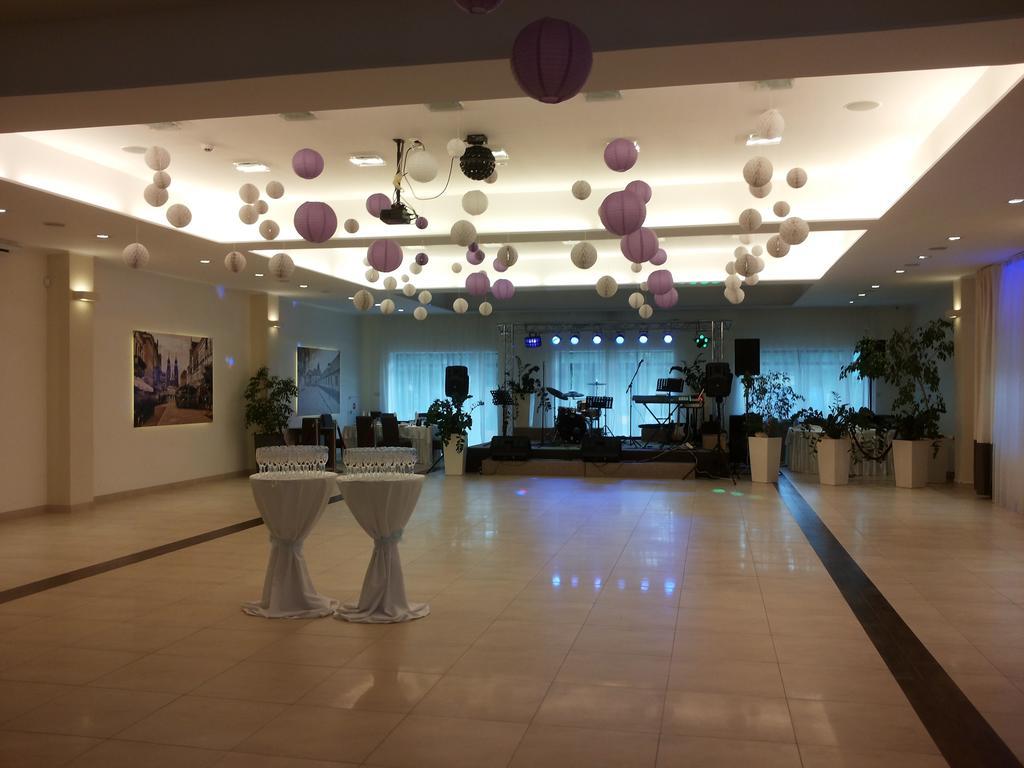 Hotel Feniks Гнезно Экстерьер фото