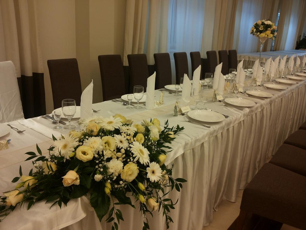 Hotel Feniks Гнезно Экстерьер фото