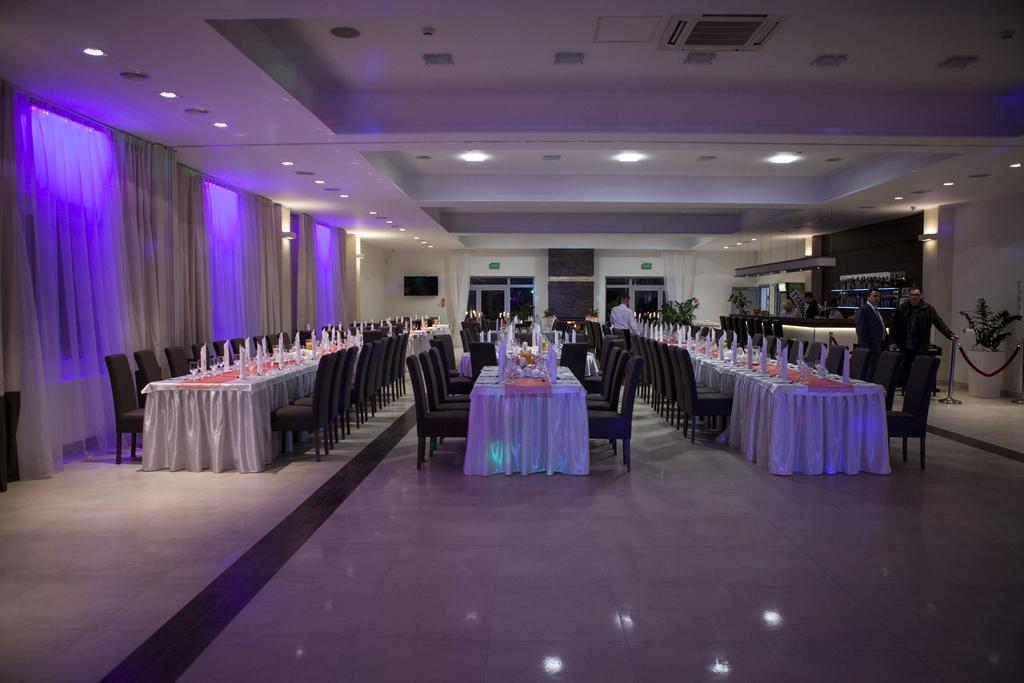 Hotel Feniks Гнезно Экстерьер фото