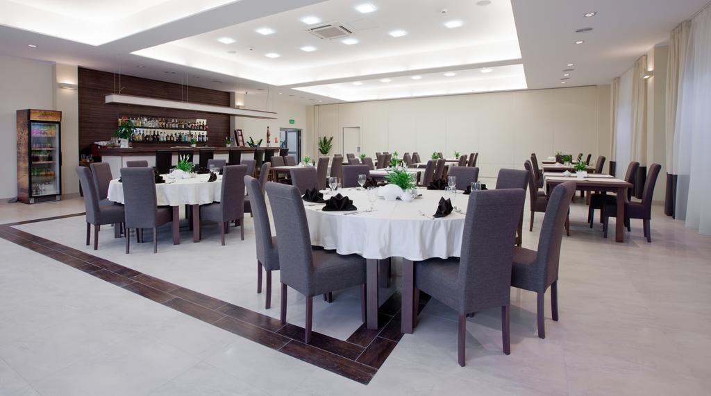 Hotel Feniks Гнезно Экстерьер фото