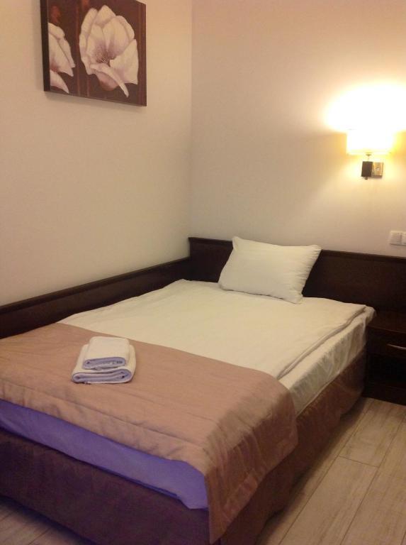 Hotel Feniks Гнезно Экстерьер фото