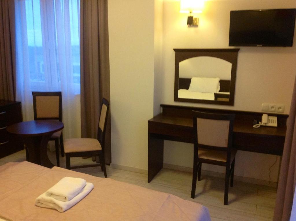 Hotel Feniks Гнезно Экстерьер фото