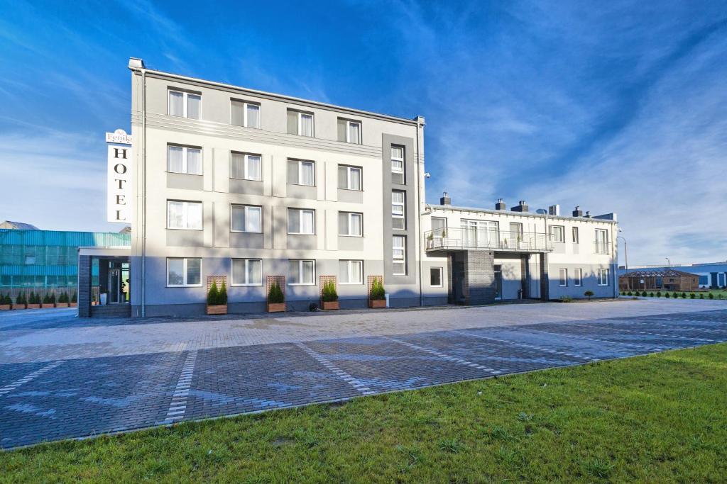 Hotel Feniks Гнезно Экстерьер фото