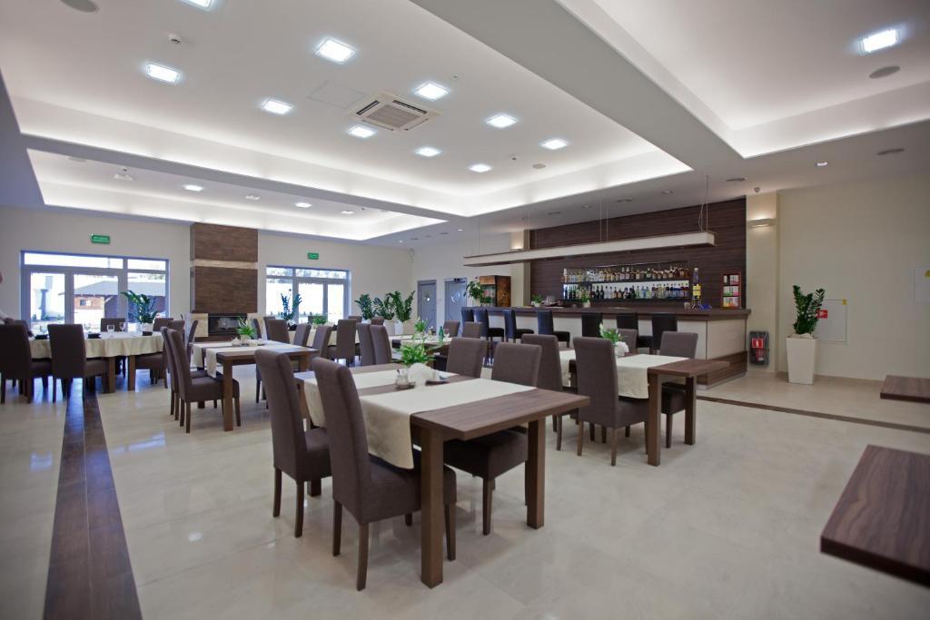 Hotel Feniks Гнезно Экстерьер фото
