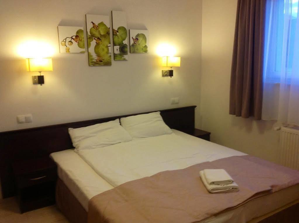 Hotel Feniks Гнезно Экстерьер фото